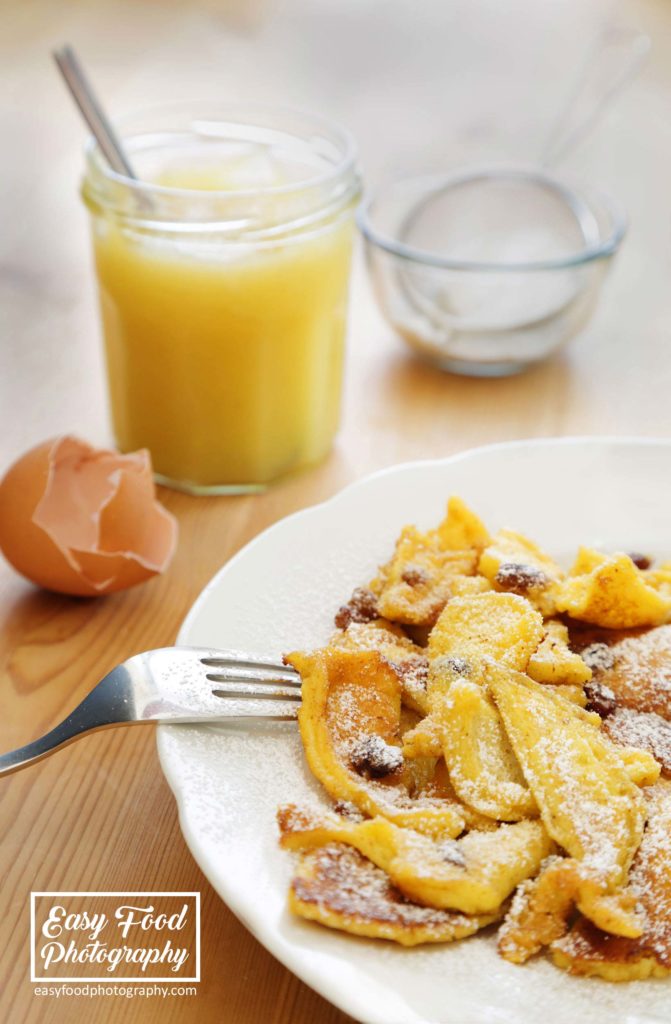 Did you see the color scheme? The apple jam in the background matches the color of this Austrian specialty called "Kaiserschmarrn". The table's surface matches the raisins in the dish. I often reduce my schemes to three colors.